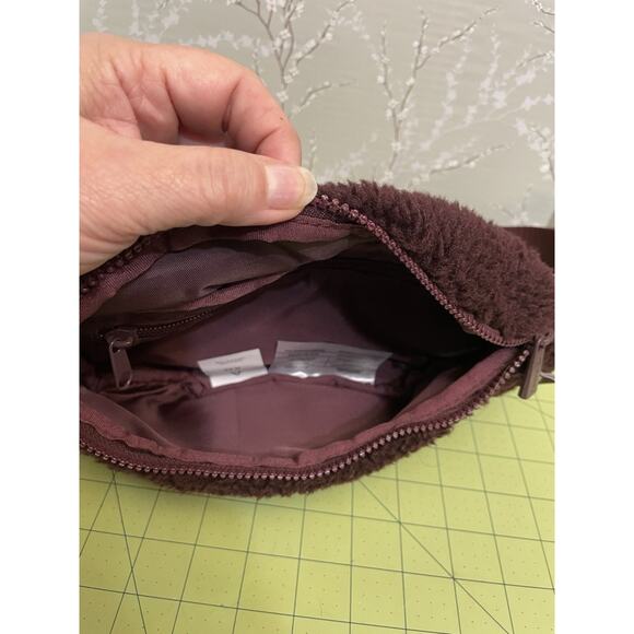 Reebok Commander Maroon Sherpa Fanny Pack Adjustable Waist - Picture 7 of 12